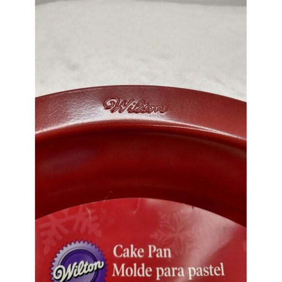 Wilton Non-Stick Cake Pan & Holiday Mini Cutter Set - Picture 3 of 10